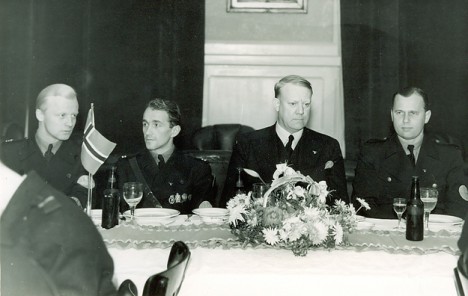 Rolf Jørgen Fuglesang til høyre for Quisling.
