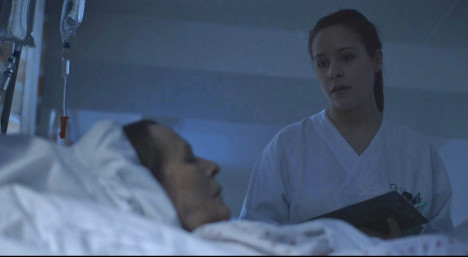 Tina Sofie Grønnerøe gjør en nydelig rolle som den ferske sykepleieren i «Fargene forsvant».