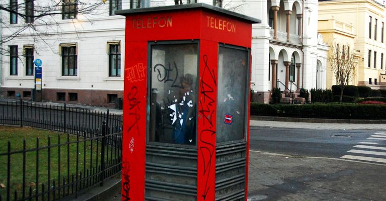 Jakten på en rød norsk telefonkiosk