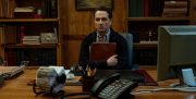 Historisk Emmydryss på Apple og Matthew Rhys.