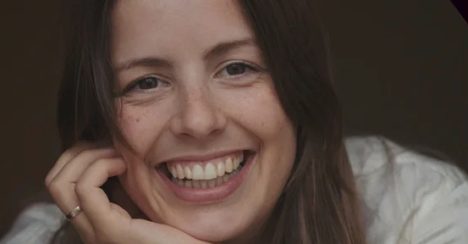 Debuterer med mørkt og underholdende kvinneportrett.